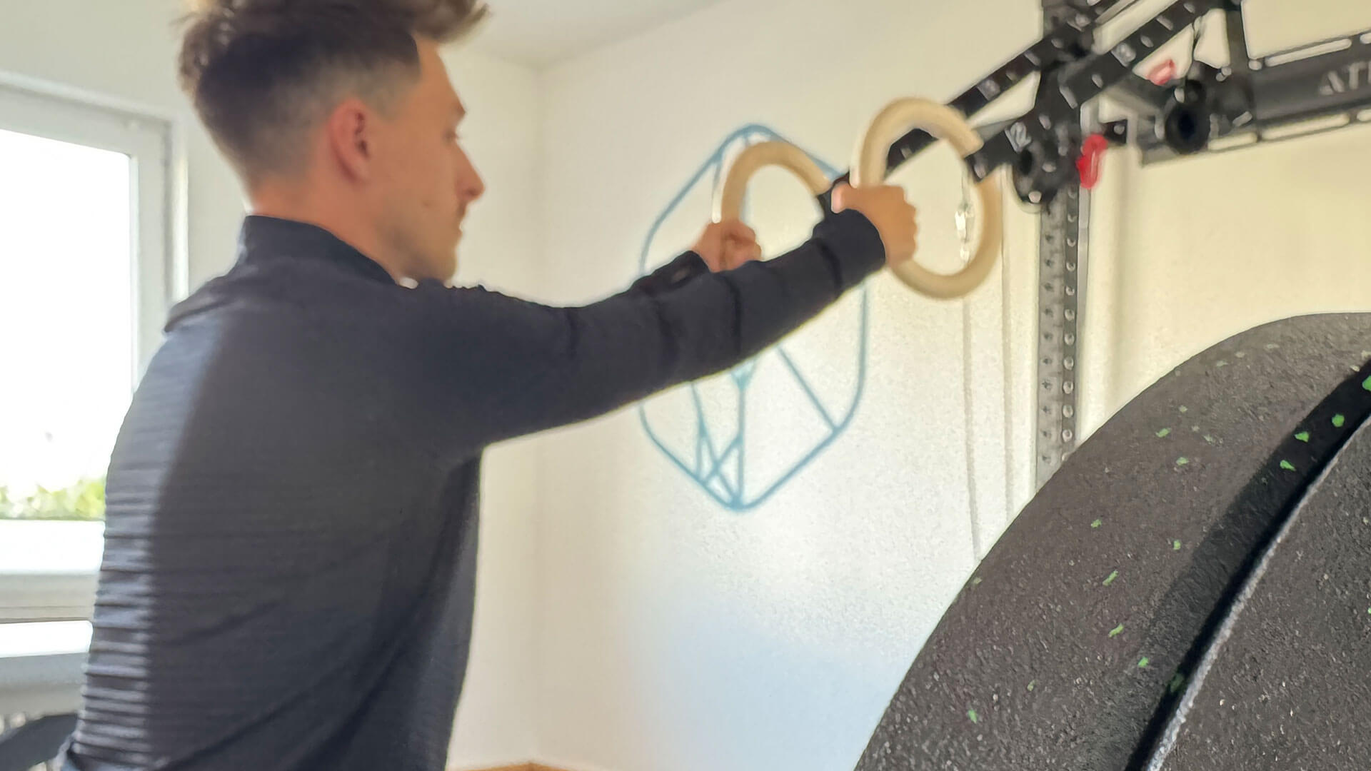 Ein Mann führt einen Klimmzug während dem funktionellem Training aus.