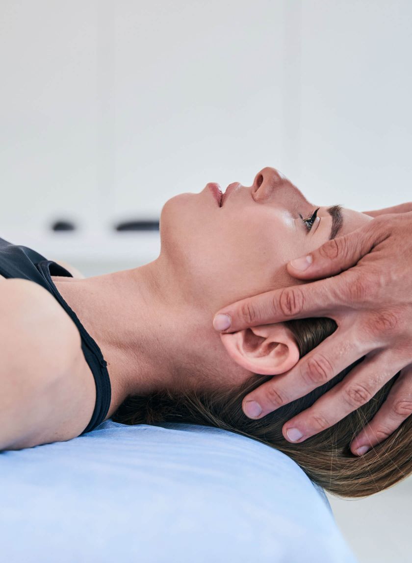 Chiropraktische Behandlung im Nackenbereich zur Verbesserung von Beweglichkeit und Funktion