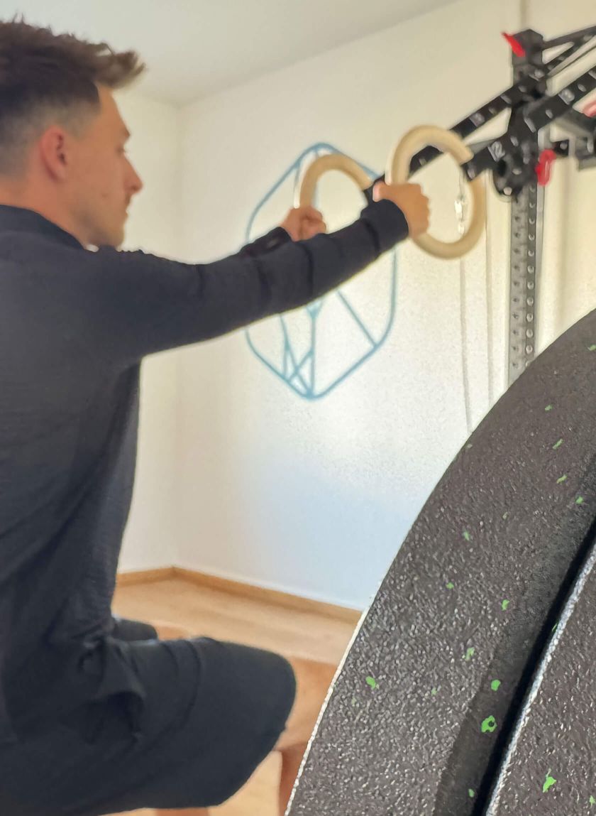 Ein Mann führt einen Klimmzug während dem funktionellem Training aus.